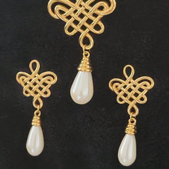 Alfred Sung Vintage Faux Tear Drop Pearl Love Knot Design Earring and Brooch Set - Picture 5 of 10